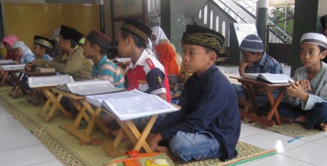 santri-tpa-al-muhtadin-sedang-belajar-mengaji-foto-koleksi-am-azzet