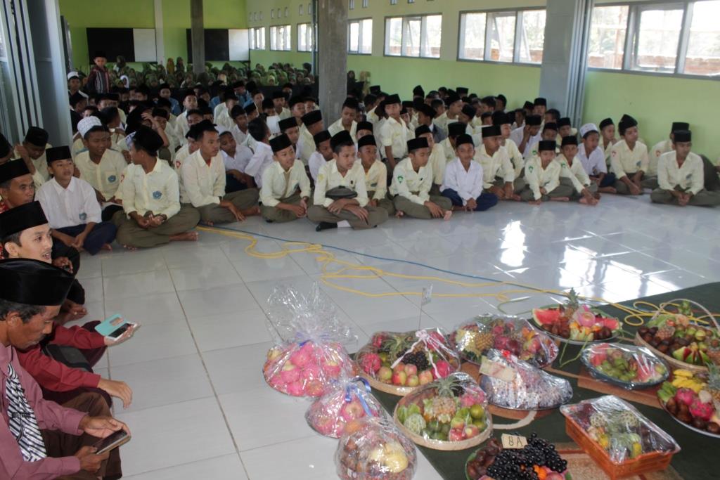 Para-siswa-MTs-dalam-acara-peringatan-Maulid-Nabi-Muhammad-saw-tahun-2016