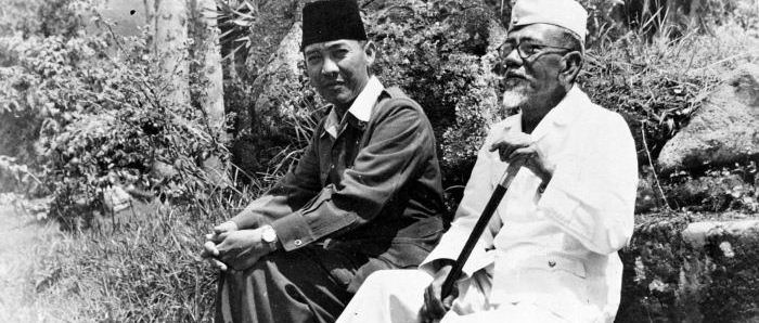 COLLECTIE_TROPENMUSEUM_President_Soekarno_tijdens_een_wandeling_met_Hadji_Agus_Salim_TMnr_10018810