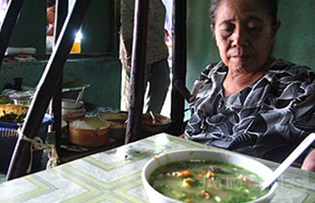 1449985963-JATIMTIMES-Soto-Bok-Ireng-dengan-pengapian-tradisional-yang-legendaris