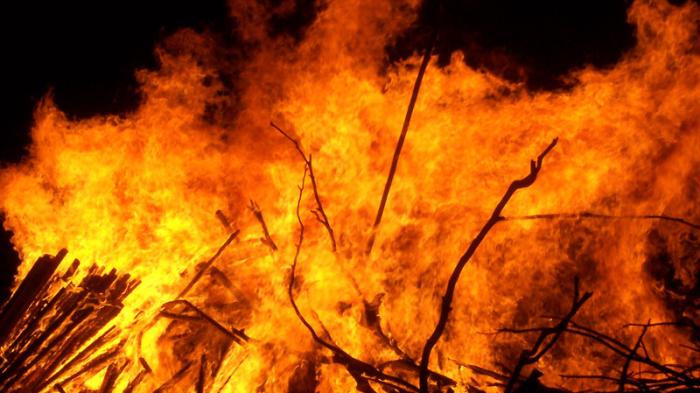 ilustrasi-api-terbakar-kebakaran_20150914_163316