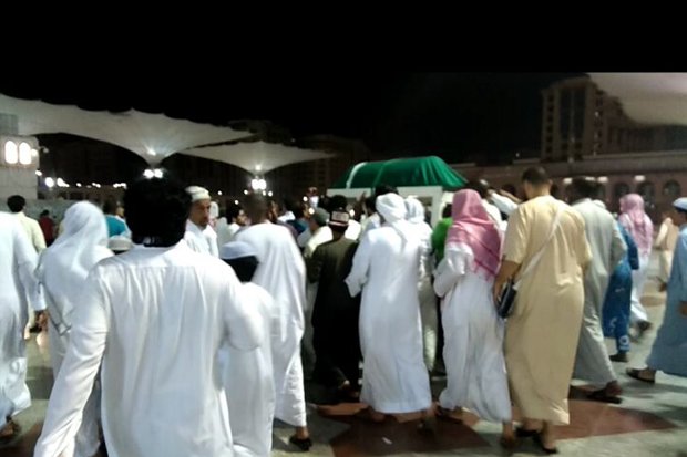 jamaah-berbagai-negara-berduyun-duyun-antar-jenazah-ke-pemakaman-baqi-qFP